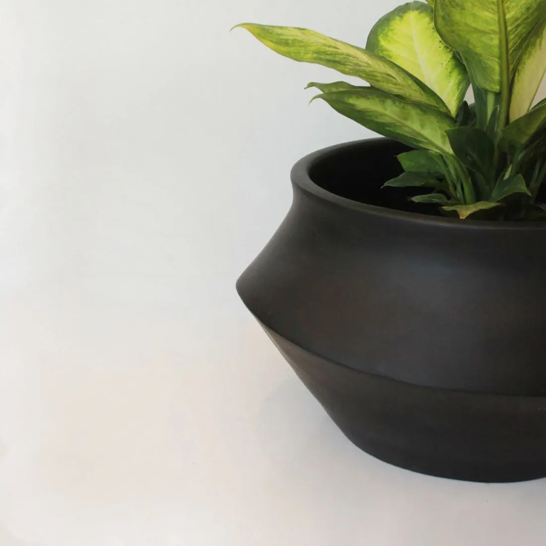 Urban Oasis Naya Pot Matte Black Large