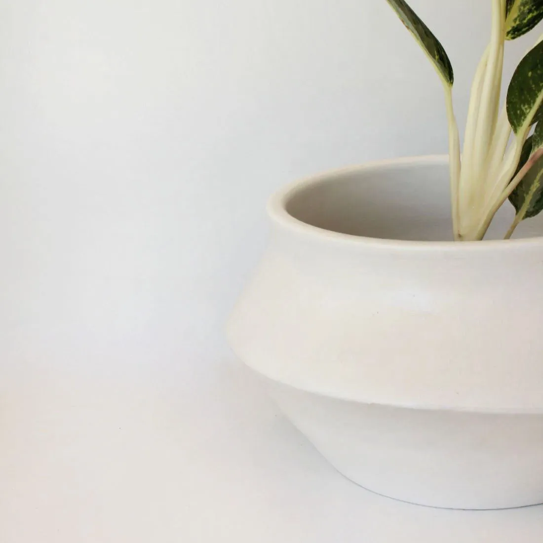 Urban Oasis Naya Pot Matte White Large