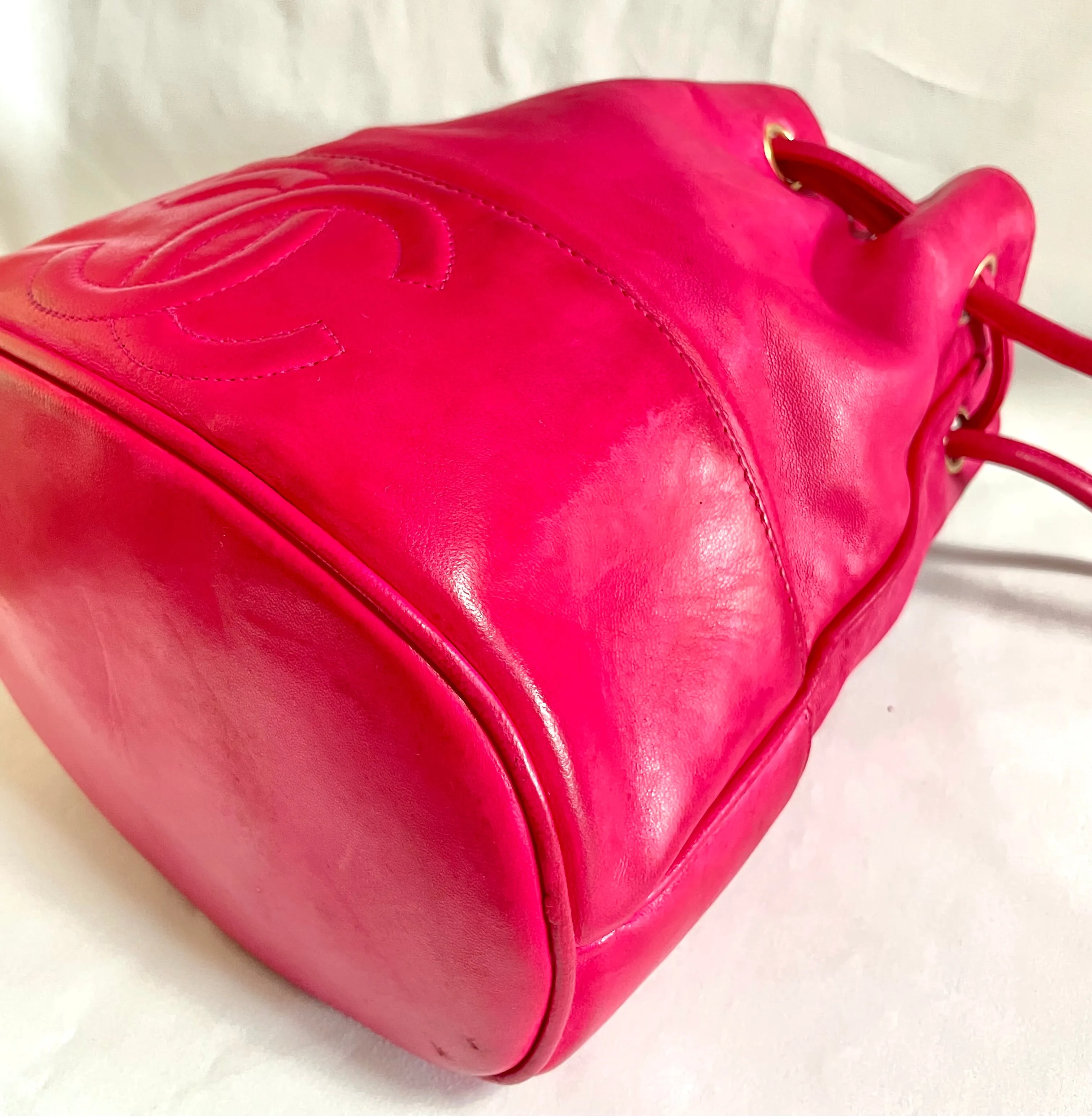 Vintage CHANEL fusia pink lambskin hobo bucket shoulder bag with CC golden balls and CC stitch mark. 050919ac1